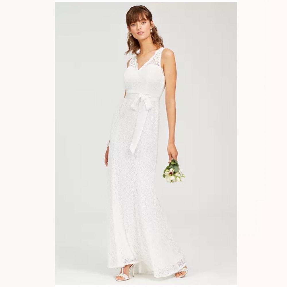 Adrianna Papell
Lace V-Neck Sash Gown